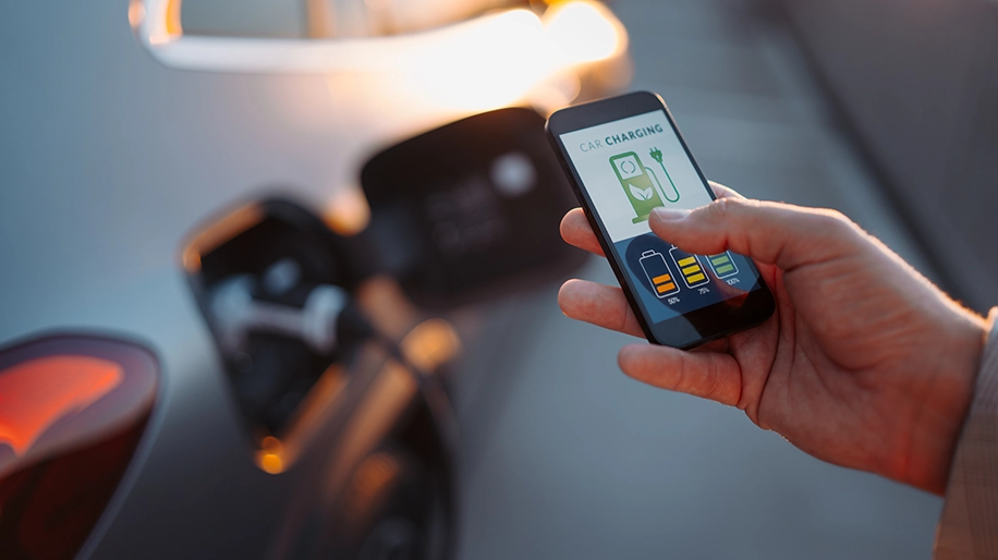 A man setting his car to charge using the Lynkwell app on his phone